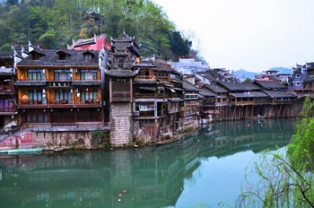  張家界國家森林公園、黃龍洞、鳳凰古城九景三晚四日游